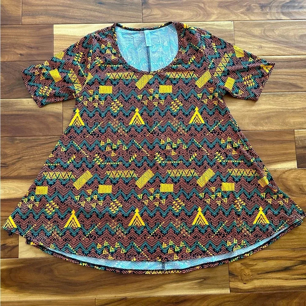 Medium LuLaRoe Perfect T